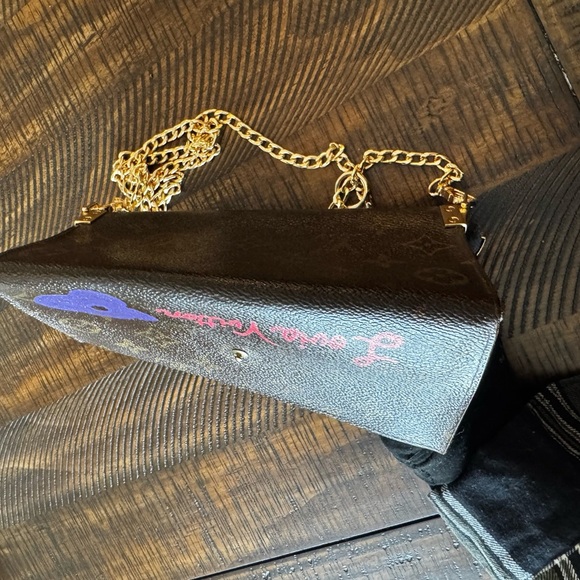 - Louis Vuitton
Vintage LV Monogram Sarah Wallet designed by me hand paint… - Picture 12 of 16